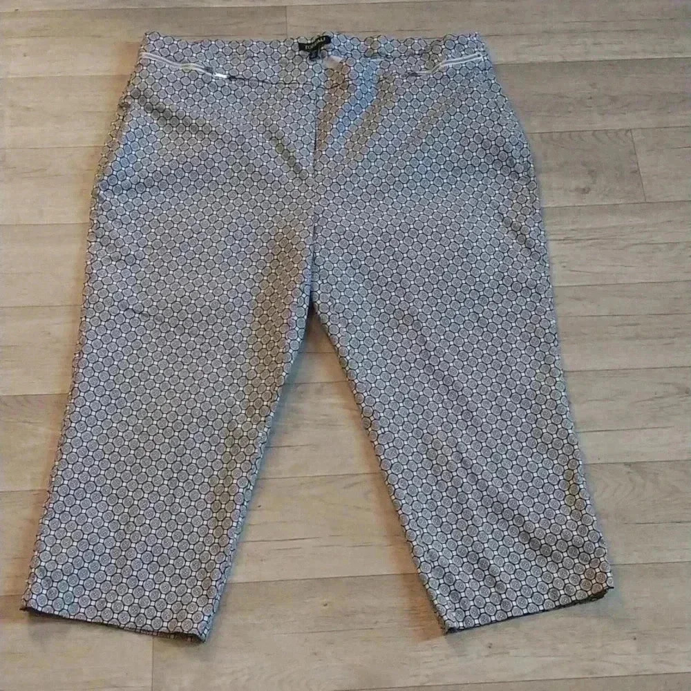 Roz & Ali Black and White Pattern Pants Size 22